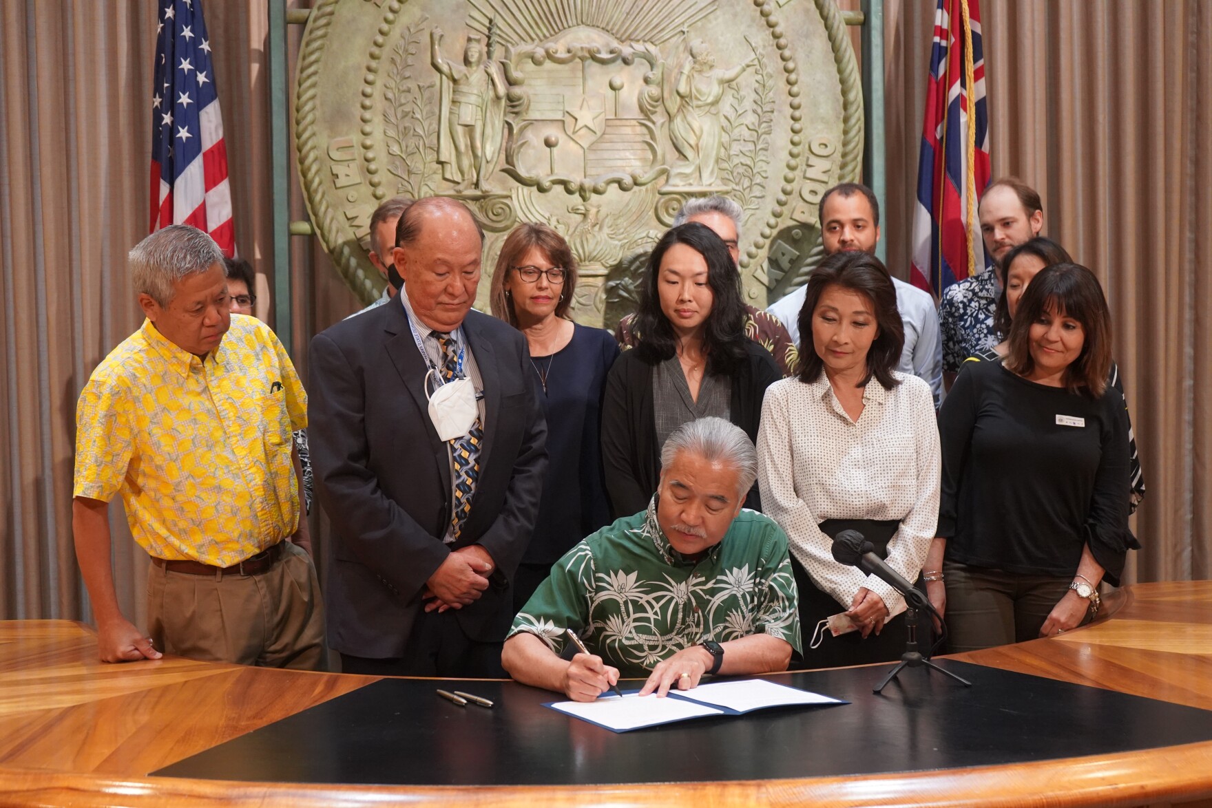 Gov Ige Signs 18 Minimum Wage Increase By 2028 Tax Refund Aloha 